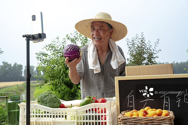 农民在网络直播销售农产品图片素材