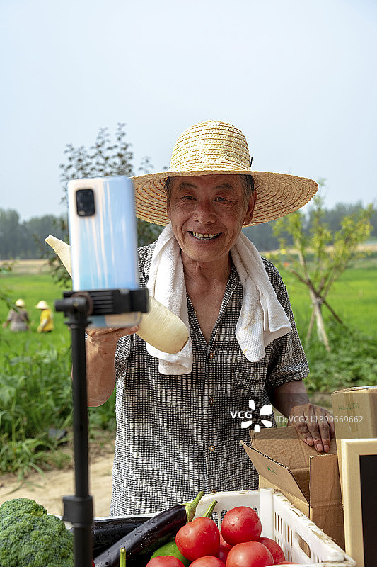 农民在网络直播销售农产品图片素材