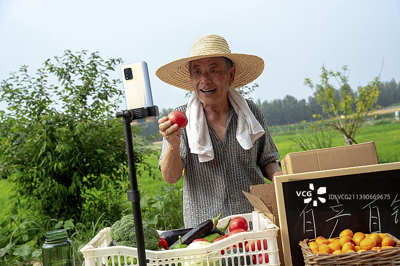 农民在网络直播销售农产品图片素材
