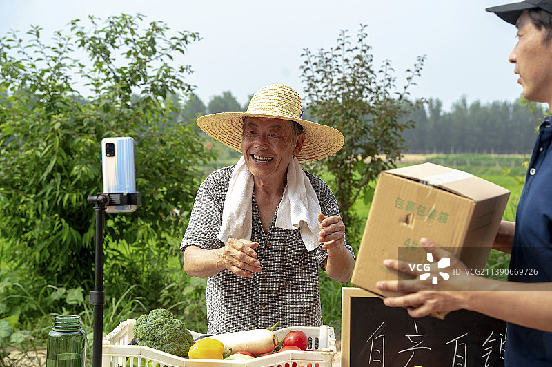 农民直播带货和快递员图片素材