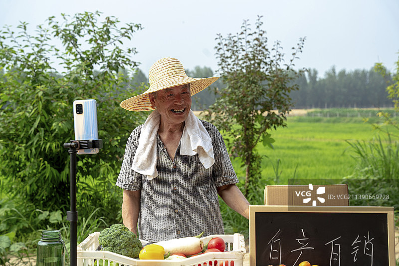 农民直播带货和快递员图片素材