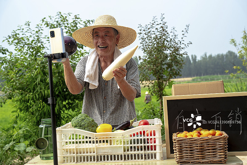 农民直播带货和快递员图片素材