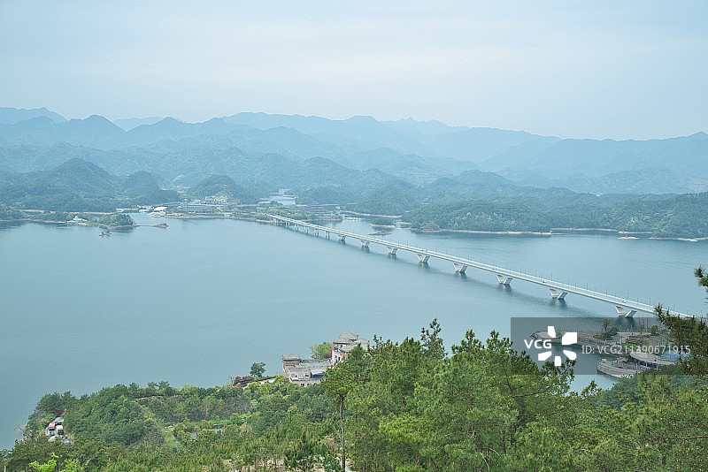 在天屿山观景台俯瞰千岛湖大桥图片素材