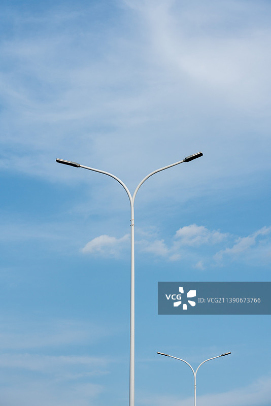 夏日晴朗天气下的路灯图片素材