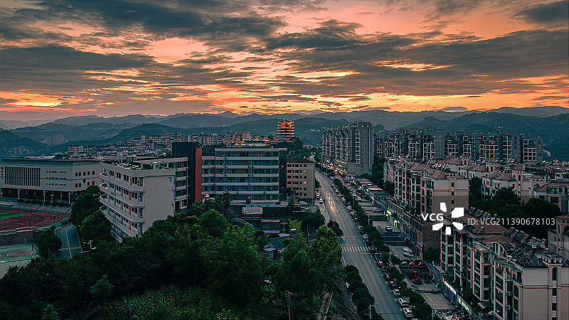 暴雨过后的小溪塔美丽晚霞图片素材