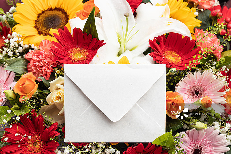 花束里的信封图片素材
