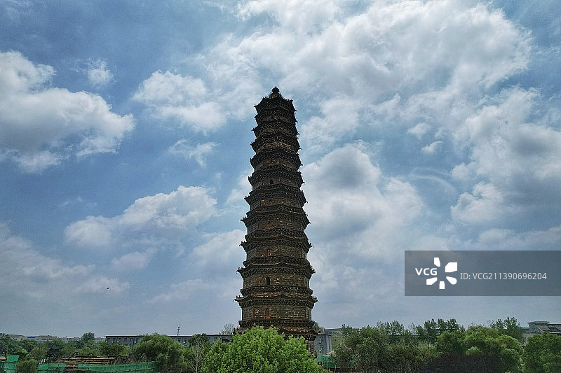 蓝天白云映铁塔图片素材