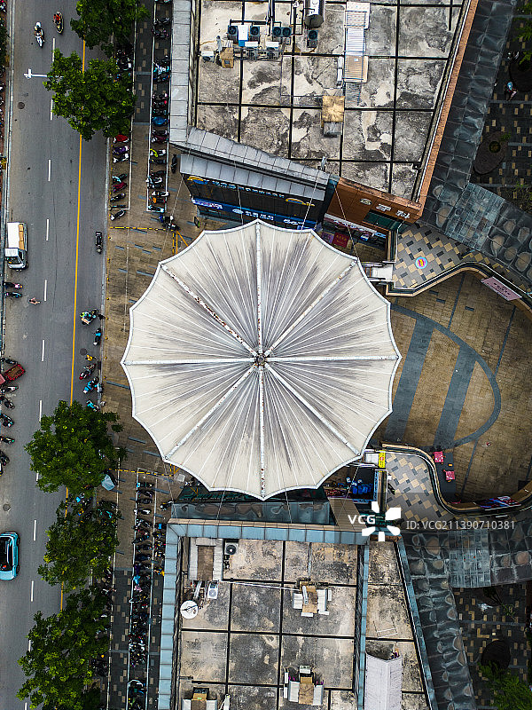 竖拍航拍桂林城市商业综合体街道图片素材