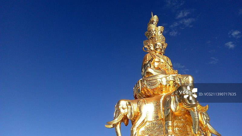 峨眉山金顶，蓝天与十方普贤像图片素材