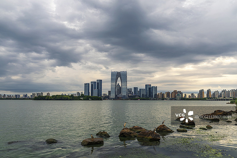 暴风雨来临前的苏州园区金鸡湖图片素材
