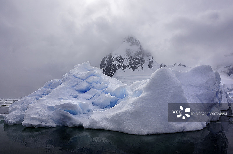 南极勒梅尔水道的冰山 Antarctica Lemaire Channel图片素材