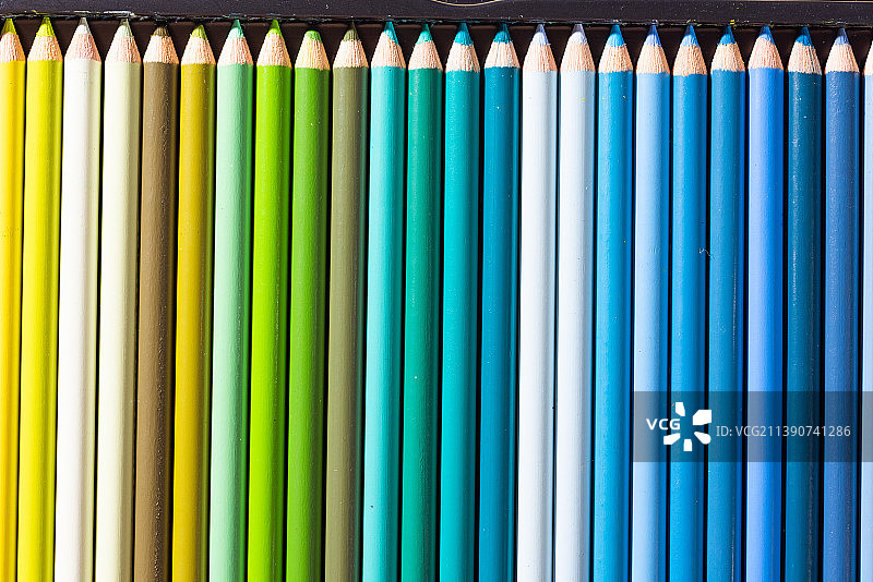 排列整齐的蓝绿彩色铅笔图片素材