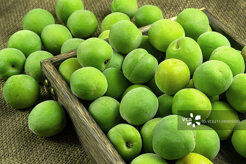 堆积一起的青梅的特写图片素材