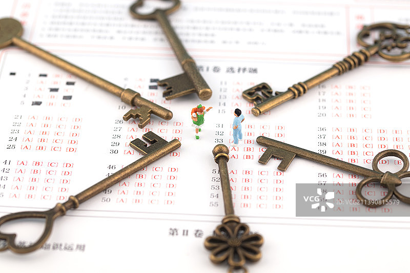 微缩创意答题卡上的钥匙和学生图片素材