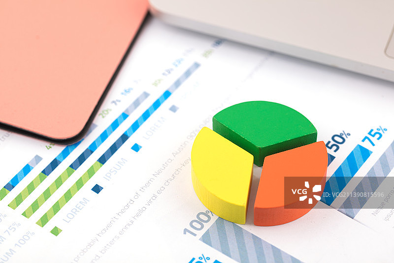 饼状图在笔记本电脑上图片素材