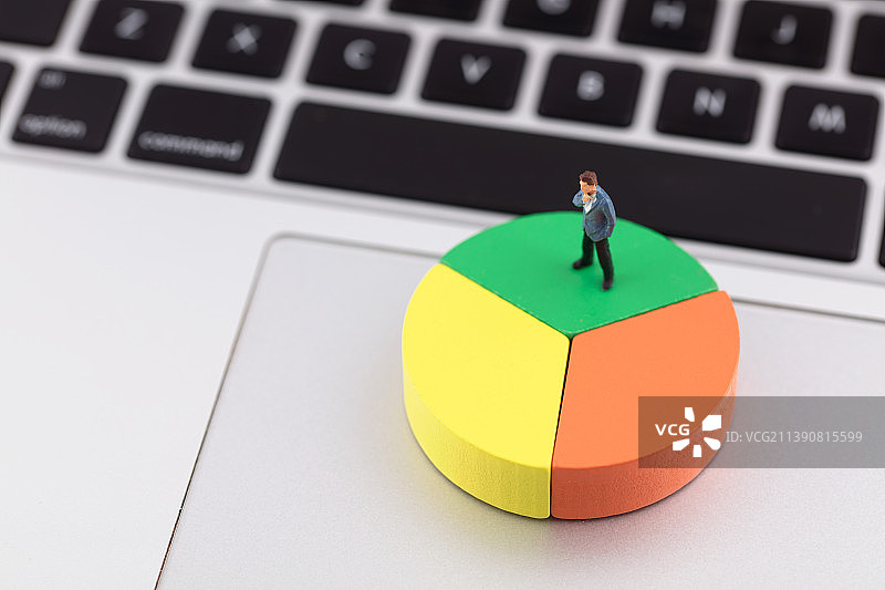 电脑上的饼状图和商人图片素材