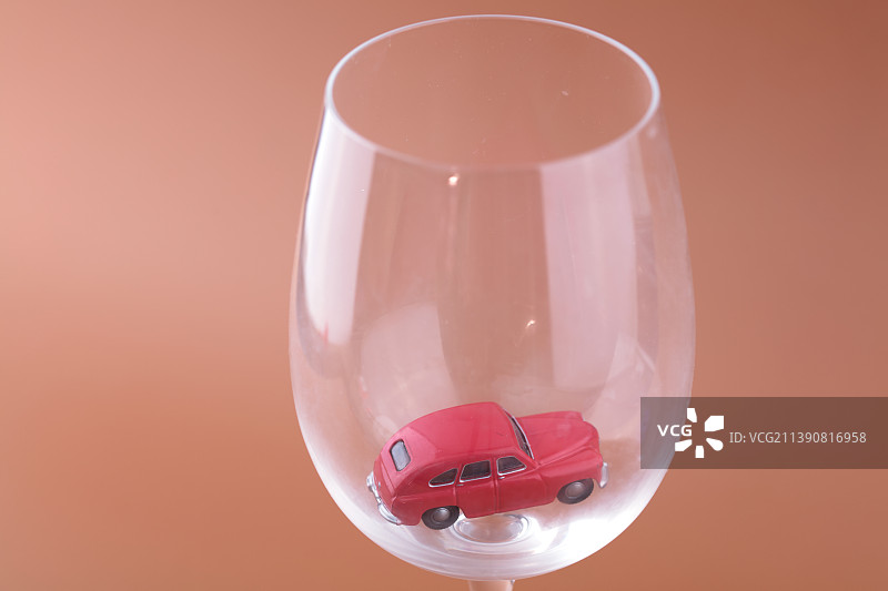 汽车模型在玻璃杯里图片素材