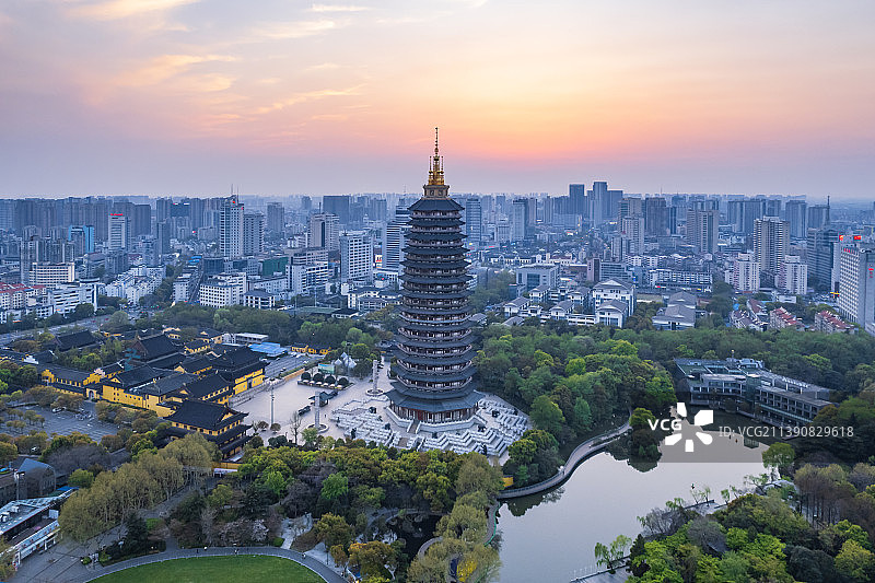 航拍江苏省常州红梅公园、天宁寺夜景图片素材