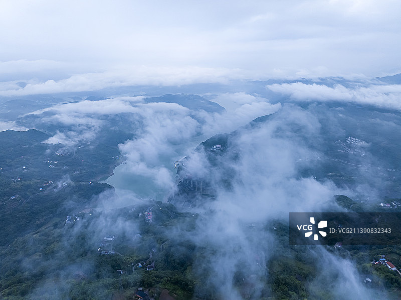 云雾飘渺下的瀛湖，陕西安康瀛湖风景区。图片素材