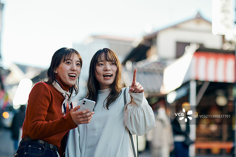 一起旅行的年轻日本女人们图片素材