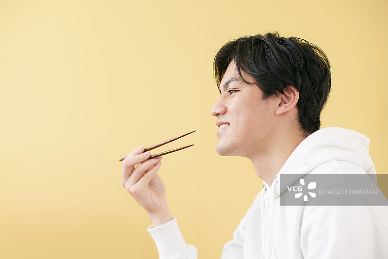 享受美食的年轻日本男人图片素材