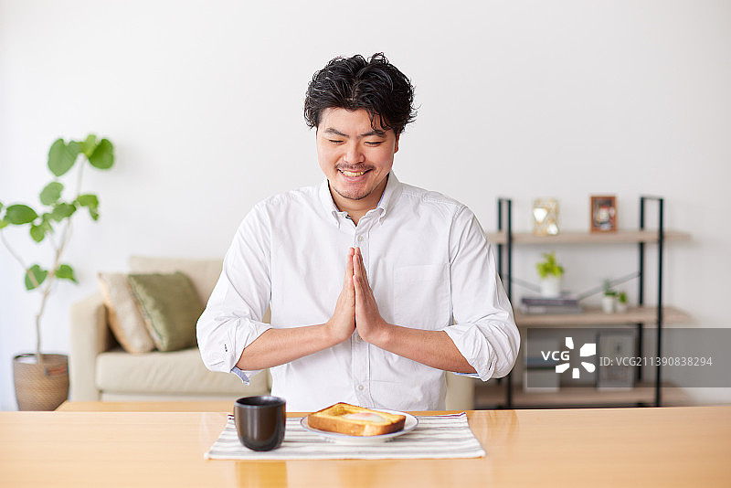 享受美食的年轻日本男人图片素材