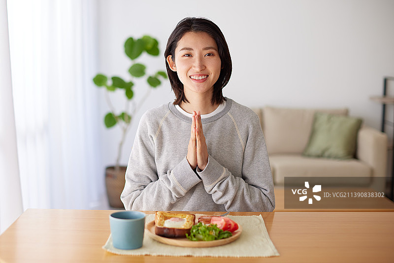 年轻的日本女人正在享受一顿饭图片素材
