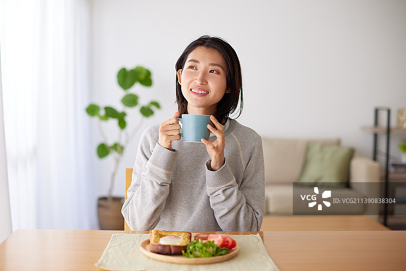 年轻的日本女人正在享受一顿饭图片素材
