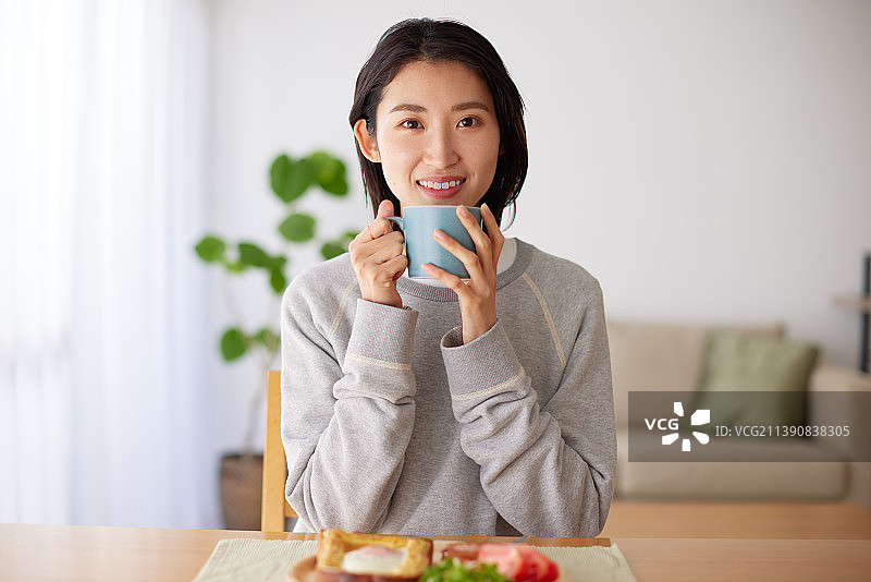 年轻的日本女人正在享受一顿饭图片素材