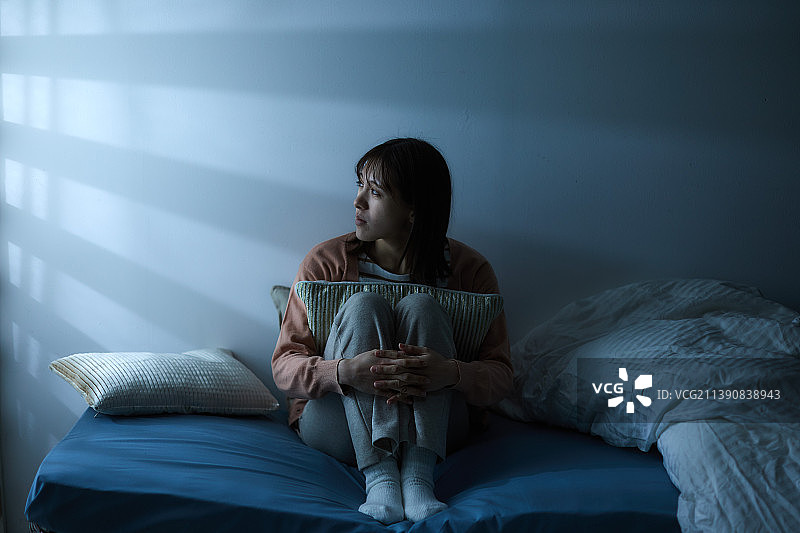 在床上情绪低落的日本女人图片素材