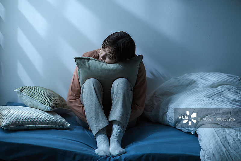 在床上情绪低落的日本女人图片素材