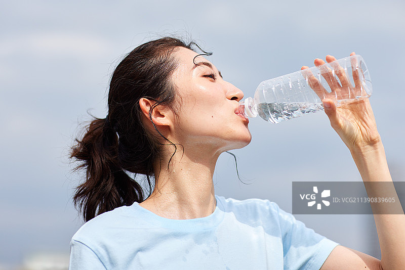 喝水的日本女人图片素材