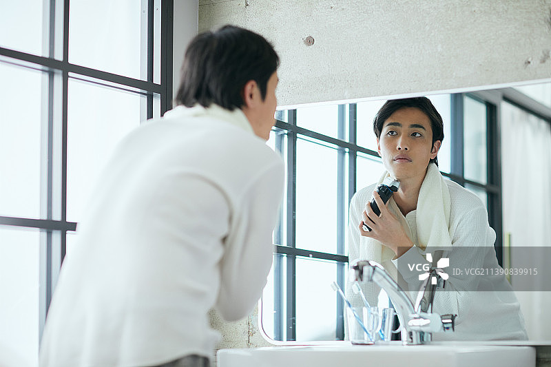 做皮肤护理的日本男人图片素材