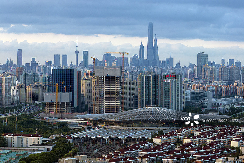 上海南站与陆家嘴航拍城市风光图片素材
