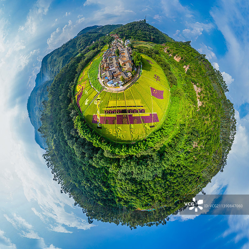 云南省昆明市宜良县耿家营乡河湾村彩色水稻田图片素材