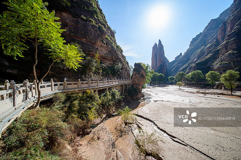 甘肃临夏5A级景区炳灵寺石窟,黄河边坐落中国第五大佛图片素材
