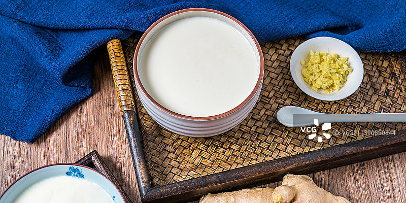 传统广东粤式甜品姜撞奶图片素材
