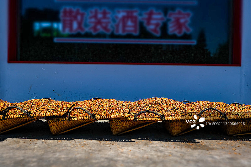 中国四川绵阳传统白酒酿造图片素材