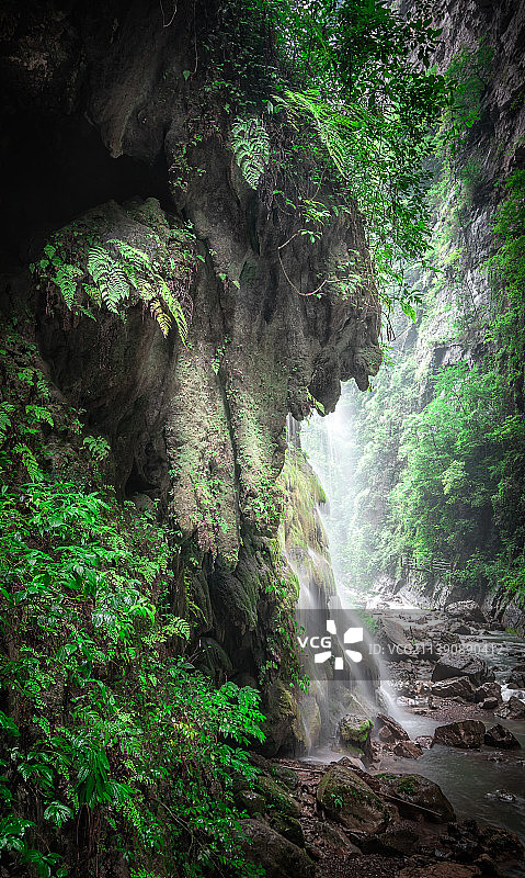 重庆北碚金刀峡，一股瀑布从山谷之间倾泻而下图片素材