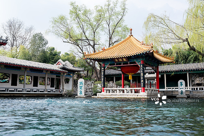 济南趵突泉景区喷涌出的清澈泉水图片素材