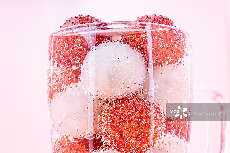 新鲜荔枝汁气泡冷饮图片素材