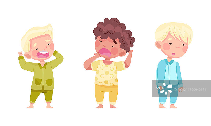 穿着睡衣站着的小男孩图片素材