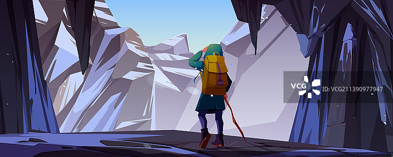 在覆雪山脊上的徒步女人图片素材