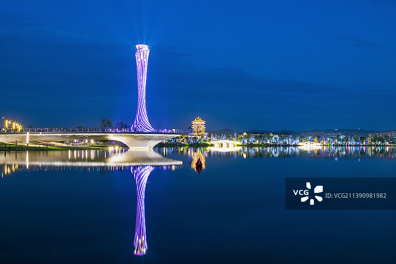 中国成都东安湖世界体育公园火炬塔图片素材