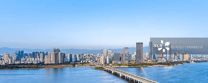 中国福建福州闽江沿岸CBD城市天际线风光图片素材