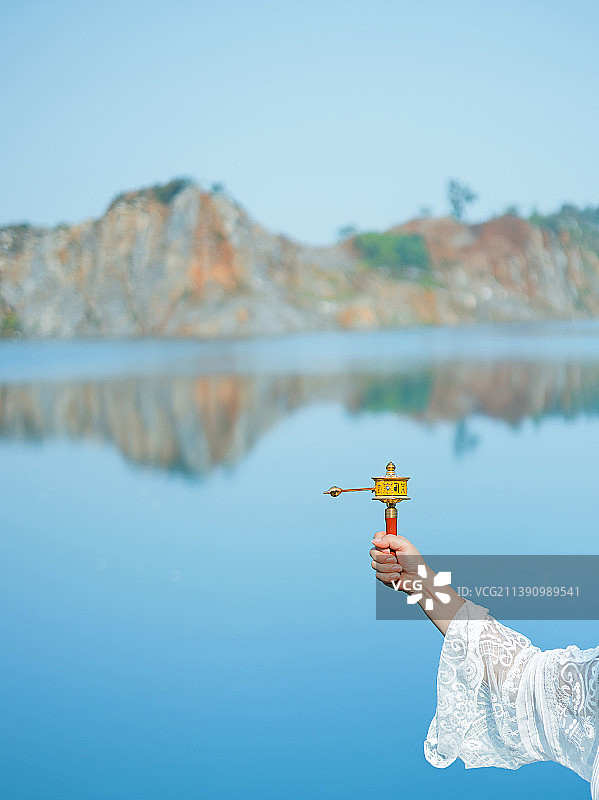 虔诚的转经图片素材