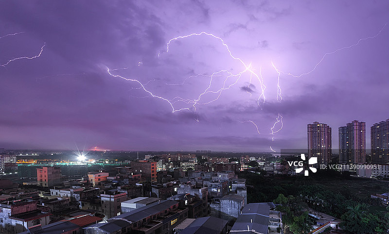 城市雨夜闪电图片素材