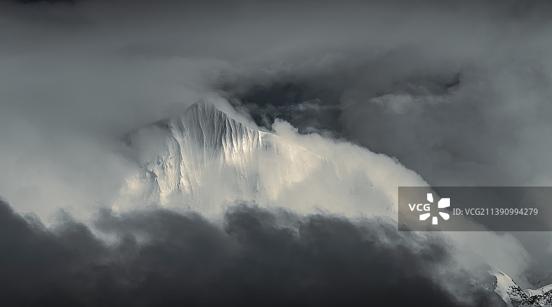 云中的贡嘎雪山图片素材