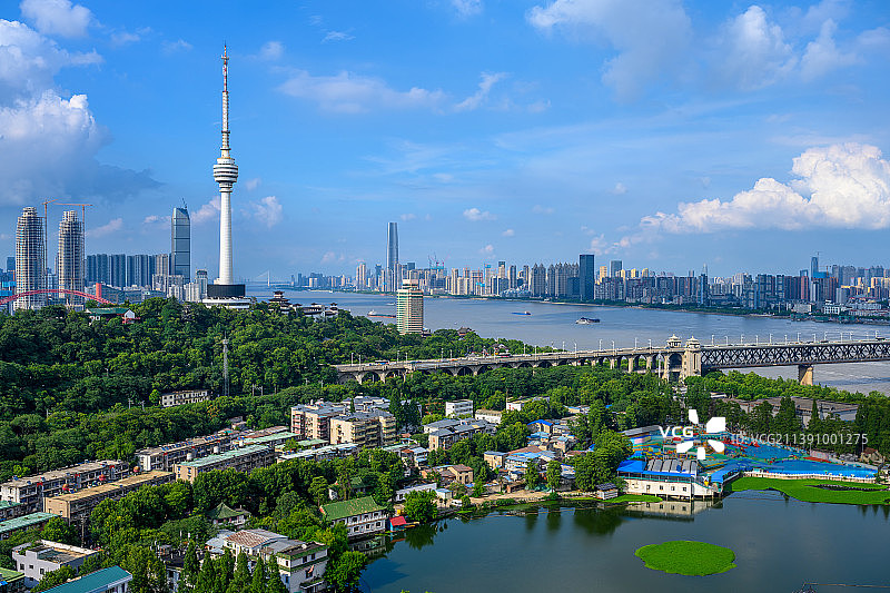 武汉夏季白天莲花湖公园龟山风景区城市风光图片素材