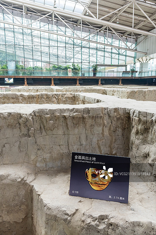 中国四川成都金沙遗址的金面具出土地图片素材